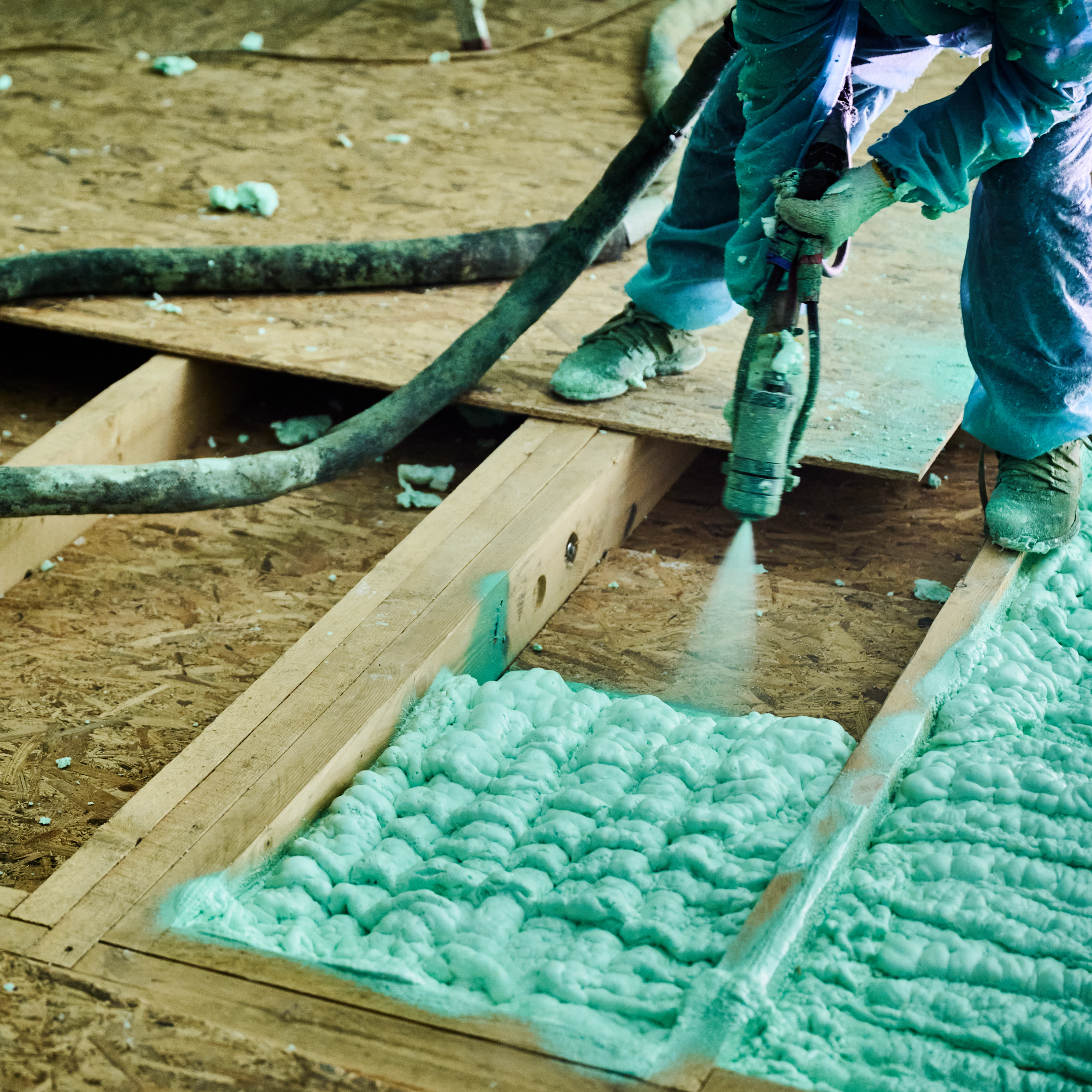 worker spraying polyurethane foam for insulating w 2026 01 07 01 00 26 utc 1